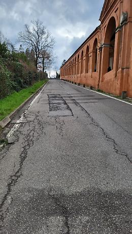 Finalmente cancellata l'oscena scritta a San Luca