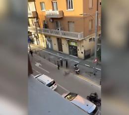 Bologna, caccia al ciclista violento che ha aggredito e trascinato per terra un motociclista