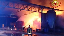 Incendio devasta un’azienda agricola: fienile distrutto dalle fiamme