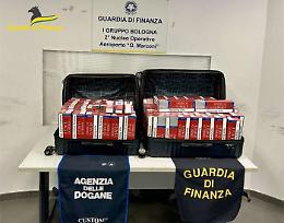 Viaggiava con 30kg di sigarette in valigia: fermato passeggero egiziano al Marconi