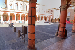 Accoltellato al collo in zona universitaria a Bologna: trasportato in condizioni critiche al Maggiore