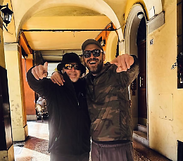Vasco Rossi e Cesare Cremonini: un abbraccio (da patrimonio dell'Unesco) sotto i portici di Bologna