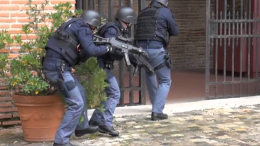 Anziano si barrica in casa con una pistola: quartiere paralizzato per ore