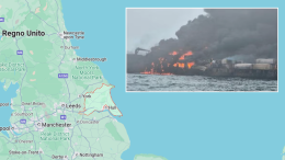 Fiamme, feriti e cherosene in mare: lo scontro tra una petroliera e una nave cargo