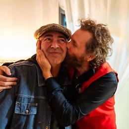 Luca Carboni al backstage del concerto di Jovanotti: "Conosco molto bene quello sguardo"