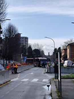 Un doppio-bus blocca via Bentini