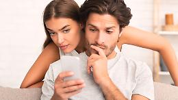 Leggere di nascosto le chat del partner su WhatsApp può costare caro: cosa dice la legge