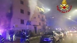 Incendio nella notte in una palazzina: 35 evacuati, tra loro anche bambini e un neonato
