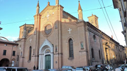 Calcinacci cadono dalla chiesa di San Martino: area transennata, ma i pedoni ignorano il divieto