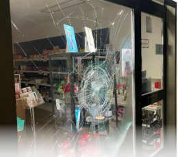Vandali danneggiano diverse vetrine del centro a Mirandola 