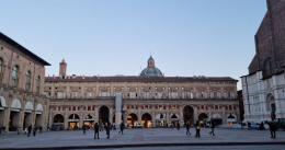Bologna ricorda le 4.488 vittime del Covid: un lenzuolo di memoria in piazza Maggiore