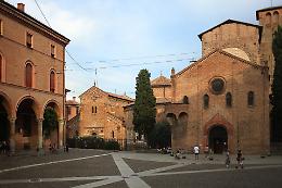 Enormi scritte vandaliche deturpano la Basilica di Santo Stefano a Bologna