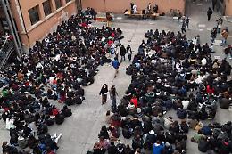 Occupato il "Minghetti": "Siamo contro la Meloni e il riarmo "