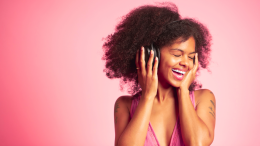 Playlist primaverile 2025: melodie frizzanti e sonorità rinvigorenti per la stagione della rinascita