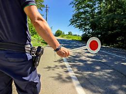 Scontro frontale sulla A14: tre auto coinvolte, grave una donna di 67 anni