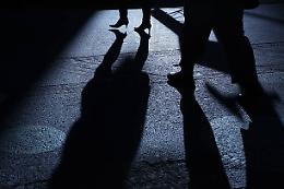Scappa dal suo ex stalker e si rifugia in un ufficio: intervengono i Carabinieri