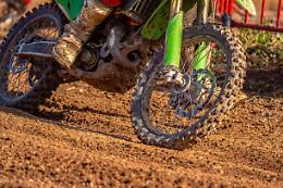 Tragedia al crossodromo: motociclista 57enne muore durante l'allenamento 