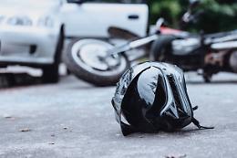 Scontro tra auto e moto all'incrocio di viale Pepoli e via Roncati a Bologna: motociclista in condizioni critiche