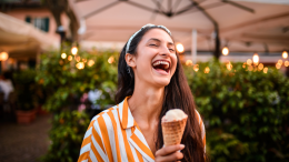 Passeggiare sotto i portici a caccia dei gelati più buoni. arriva la Gelato Week