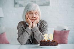 Si sente sola nel giorno del suo compleanno e chiama i Carabinieri