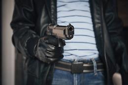 Rapina a Guastalla, minaccia la cassiera e fugge con 600 euro: denunciato un minorenne