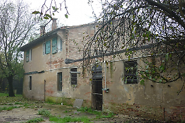 Bologna: sgomberata ex casa colonica al confine con Casalecchio di Reno