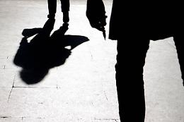 Aggressione a Bologna: 30enne ferito gravemente in un attacco con spray al peperoncino e accoltellato in zona San Donato