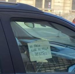 "Vi prego, non ho nulla dentro": il curioso appello di un'automobilista per dissuadere i ladri