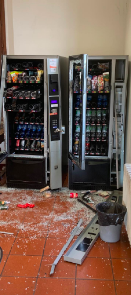 Vandali assaltano la sede del quartiere Navile in via di Saliceto