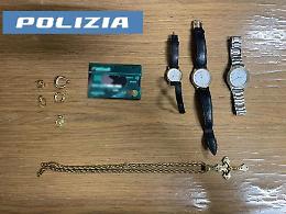 Colpitae derubata da falsi emissari, ma reagisce: 69enne fa arrestare i truffatori, due uomini di 60 e 26 anni