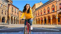 Bologna pedala più veloce di tutti: è la regina della mobilità sostenibile