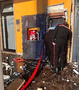 Fanno esplodere il bancomat della Bper a Reggiolo: danni gravi e locali allagati