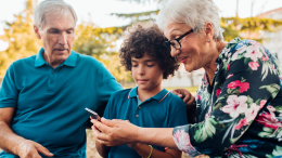 Tecnologia per nonni (con l’aiuto dei nipoti): come cavarsela con lo smartphone