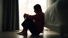Maltrattava e minacciava di morte la madre per 4 anni: condannato un 19enne a Reggio Emilia