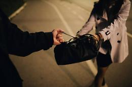 Arrestato a Sasso Marconi un 29enne per furto e minacce nel parcheggio di un supermercato