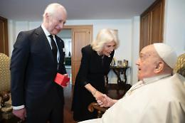 Carlo e Camilla in Vaticano: la foto dell’incontro con il Papa sorprende tutti