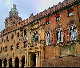 BOLOGNA CAMBIA LE REGOLE DEL COMMERCIO IN CENTRO STORICO