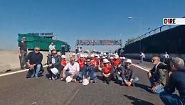 Sindacati in protesta a Bologna: sit-in sulla tangenziale per dire 'Basta morti sul lavoro'