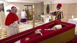 La salma di Papa Francesco: al suo fianco le Guardie Svizzere e il Segretario di Stato vaticano Pietro Parolin