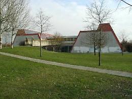 Ritorno in aula per gli studenti delle scuole Zanotti e De Vigri: esclusa la presenza di amianto