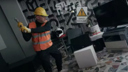 Casco e mazza per distruggere tutto ciò che si trova: lo Stupido Hotel di Rimini chiude con 'No Stress Room'