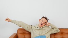 Sbadigliare troppo può essere pericoloso: i rischi di un riposo insufficiente
