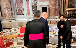 Solo, distante, ostinato.