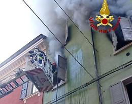 Fiamme in via Ganaceto a Modena: danni all'appartamento, ma nessun ferito