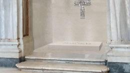 C'è un errore tipografico sulla tomba del Papa