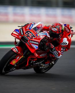 Resurrezione Bagnaia, pole e Sprint a Sepang: «Vittoria per la squadra»