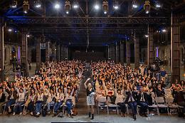 Torino, 500 studenti a confronto sui diritti umani: premiati i vincitori delle Olimpiadi alla presenza di Kerry Kennedy