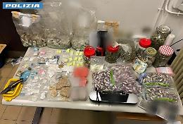 Odore sospetto in un appartamento di via Cigna: la polizia scopre quasi 9 kg di droga, scattano due arresti