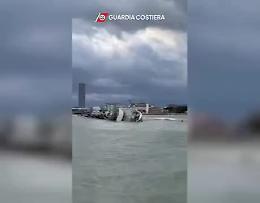 Peschereccio si incaglia a Cesenatico: salvi i quattro membri dell'equipaggio