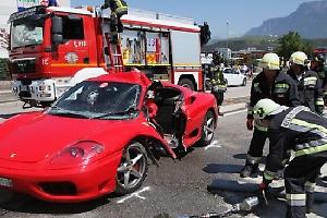 Ferrari 812 Superfast si schianta in tangenziale: traffico in tilt a Modena